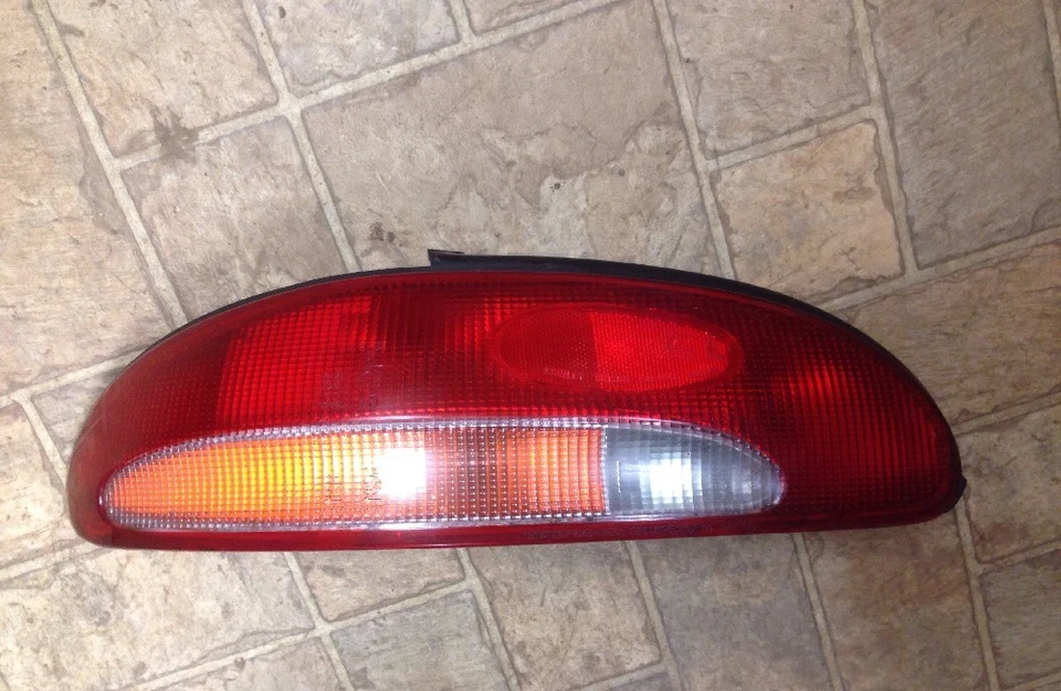 Luz trasera izquierda Plymouth Colt 1993 1994 1995 1996 1997 Foto 1 de 1