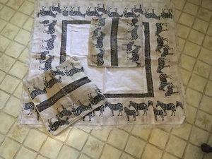 2 afrikanische Couchkissenbezüge mit Zebramuster, 1 Tischdecke in Kartengröße - Bild 1 von 1