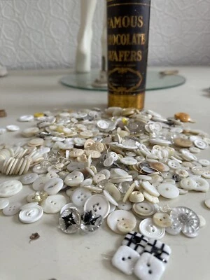 Lote de botones antiguos de 1,5 libras-madre perla-vidrio-tallado-corte-blanco-claro- Foto 1 de 4