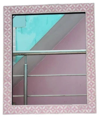 Espejo rectangular con incrustaciones de hueso blanco y resina rosa Foto 1 de 3