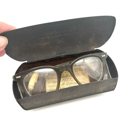 Gafas protectoras vintage de plástico con protectores laterales estuche metálico original Foto 1 de 4