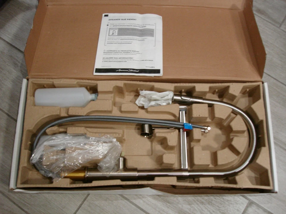 Grifo de cocina semiprofesional Tararind American Standard 7425352.075 con dispensador de jabón Foto 1 de 4