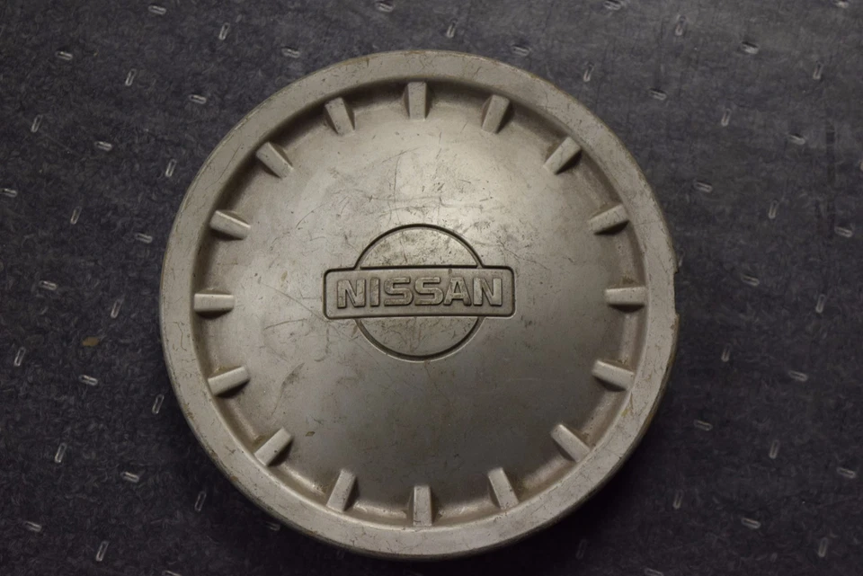 91 92 93 94 95 96 97 98 99 Nissan 200SX NX Sentra 4031550Y00 OEM Center Hub Cap - Image 1 of 3