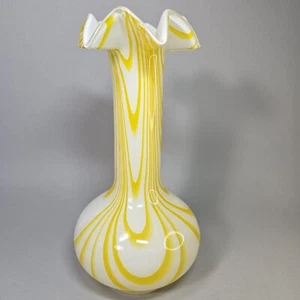 Jarrón de vidrio amarillo blanco remolino soplado a mano con volantes caprichoso peculiar color primario - Imagen 1 de 17
