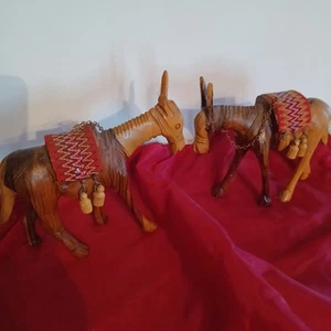 Hermoso par de burros de madera tallados a mano con rienda de cadena - Imagen 1 de 8