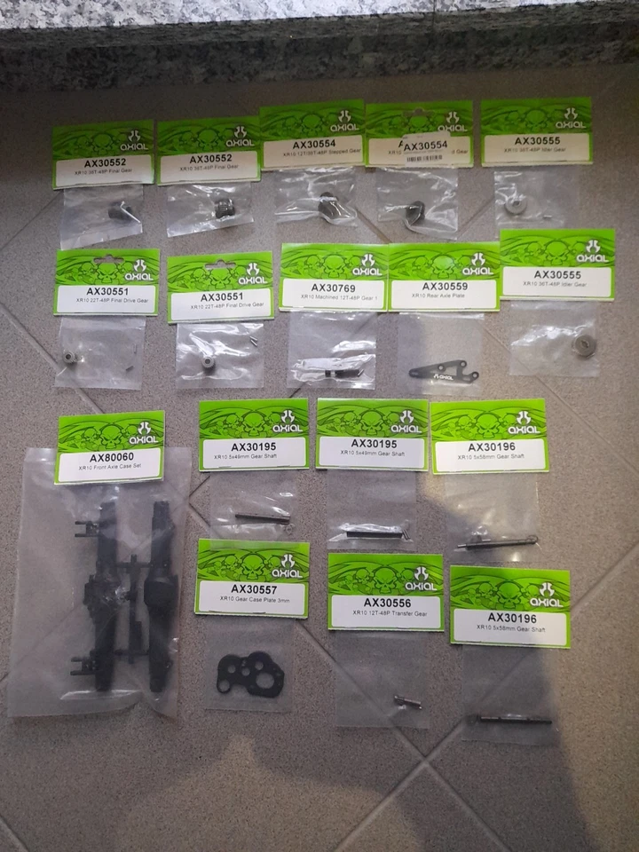 Axial XR-10 Lotto Ricambi Nuovi Scaler Crawler M.o.a. 17 Parti Nuove In Busta  - Immagine 1 di 4