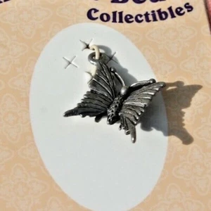 Dije artesanal de búsqueda de joyas de mariposa de peltre, 1/2” de alto NUEVO - Imagen 1 de 6