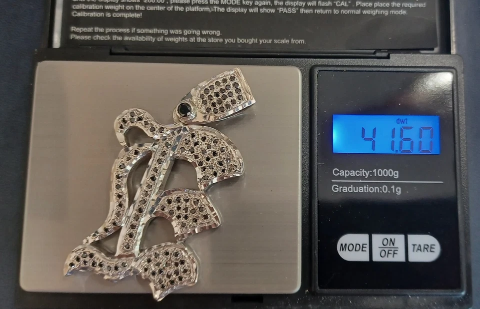 DIJE URBANO LETRA E Plata de Ley.925 CON CIRCONITAS CÚBICAS NEGRAS Foto 1 de 4