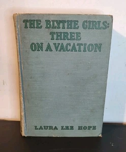 1925 The Blythe Girls Three on a Vacation by Laura Lee Hope Vintage Hardcover - Foto 1 di 12