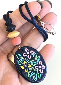 Vintage Floral Design Plastic Pendant w/ Wood Sweater Guard - Picture 1 of 6