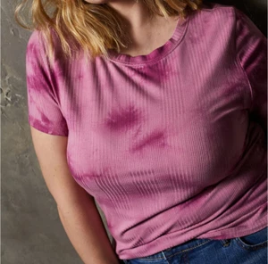 BNWT Torrid Size 1 (14/16) Super Soft Knits Pink Tie Dye Ribbed Crew Tee - Picture 1 of 6