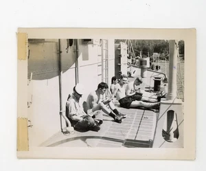 Hemdlose Matrosen sonnen sich an Deck des Schiffes - Vintage Schnappschuss Fundfoto - Bild 1 von 3