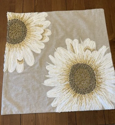 Funda de almohada Pottery Barn girasol bordada 20” - natural Foto 1 de 3