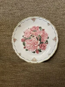 Royal Albert The Queen Mother's Favourite Flowers vintage collector plate - Picture 1 of 2