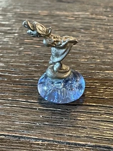 Disney Daisy Duck 1 In Pewter Figurine On Decorative Blue Stone - Picture 1 of 7