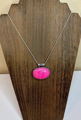 Collar Colgante Howlita Rosa, Chapado en Plata Vaquera Occidental Joyería Distintiva Foto 1 de 4