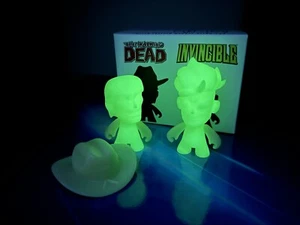 Figura Skybound Blind Box Mystery Minis Walking Dead Invencible Glow Variant GID - Imagen 1 de 6