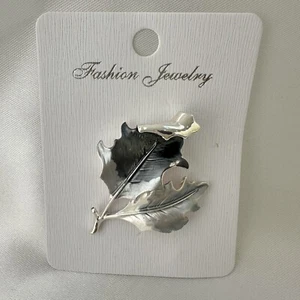 STRONG MAGNETIC BROOCH OMBRÉ GREY & WHITE LEAF SILVER ENAMEL GIFT NEW SCARF - Picture 1 of 6