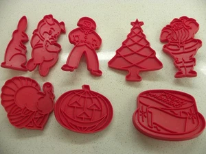 Juego de 8 cortadores de galletas rojos de vacaciones/cumpleaños TUPPERWARE vintage con asas - Imagen 1 de 10