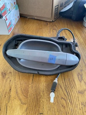 BMW E60 525i 530i 535i 2004-10 trasero izquierdo conductor exterior soporte manija OEM Foto 1 de 3