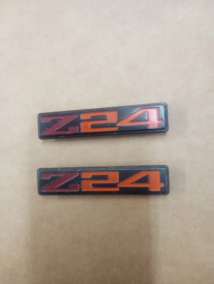 Chevrolet Chevy Cavalier Z24 1986 1987 panel de puerta emblema 20597750. Foto 1 de 4