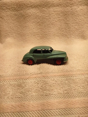 Dinky Toys Made in England  Morris Oxford  Green 1:43 Scale Good Condition - Image 1 of 4