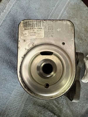 Enfriador de aceite Jeep Compass 2.4 04884757AE 2011 Foto 1 de 3