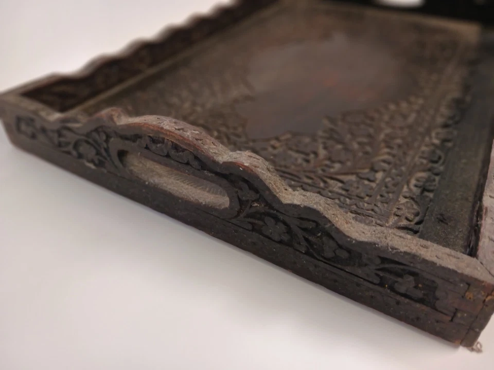 Antigua bandeja decorativa de madera tallada a mano con asas Foto 1 de 4