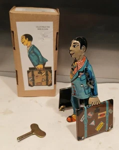 Blechspielzeug * Kofferträger * mechanisch  OVP - Bild 1 von 2