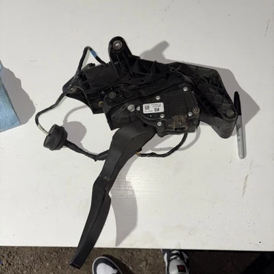 Pedal acelerador de gasolina 99-06 Tahoe Sierra Yukon Silverado usado OEM 15107594 T26 Foto 1 de 3