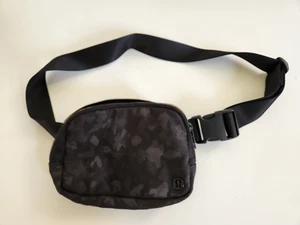 Lululemon Everywhere Borsa da Cintura 1L - Nera - Confezione a Tracolla in Vita - Foto 1 di 12