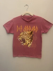 Women's Def Leppard Graphic T- Shirt Size S/P Pink Animal Oversized Tee Shirt - Picture 1 of 1
