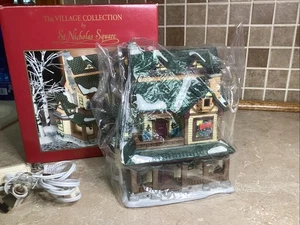 St. Nicholas Square  Christmas Village-  HUBBARB HOUSE-w/light Cord - Picture 1 of 8