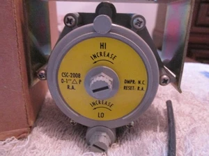 Nuevo en caja --- Controlador de volumen de reinicio Johnson Controls P-3800-2 acción inversa - Imagen 1 de 3
