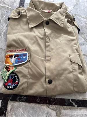 Camisa grande de manga corta con botones con parches Boy Scouts para hombre Foto 1 de 4