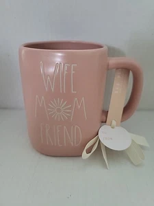 Taza de café Rae Dunn esposa mamá amiga rubor en relieve cerámica colección artesanal - Imagen 1 de 6