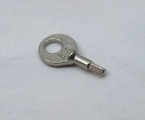 EMW R35.. - LLAVE COMPARTIMENTO HERRAMIENTAS - CUADRADO "EMW" TOTALMENTE METÁLICO - EXCELENTE - NUEVO 260* - Imagen 1 de 2