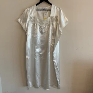 BNWT SHAPELY FIGURES Ivory SIZE 28-30 UK Short Sleeve Satin Nightdress Nightie - Picture 1 of 13