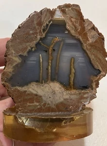 Geoda de ágata piedra natural en soporte de resina - Imagen 1 de 7