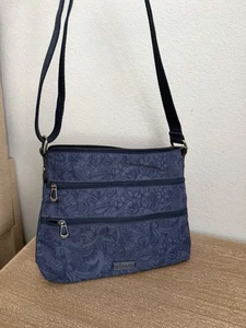 SAKROOTS Künstler Kreis Umhängetasche marineblau Ton Blumenmuster 3 Reißverschluss Handtasche gebraucht, in einwandfreiem Zustand - Bild 1 von 14