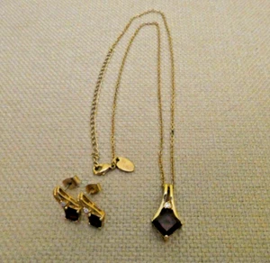 Conjunto de collar y pendientes Lia Sophia tono dorado con pedrería roja - Imagen 1 de 4