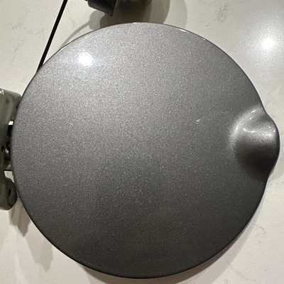 Cubierta de puerta del tanque de combustible de gasolina Dodge Ram 1500 2003-2009 OEM 55275538AC PLATEADO METÁLICO Foto 1 de 4