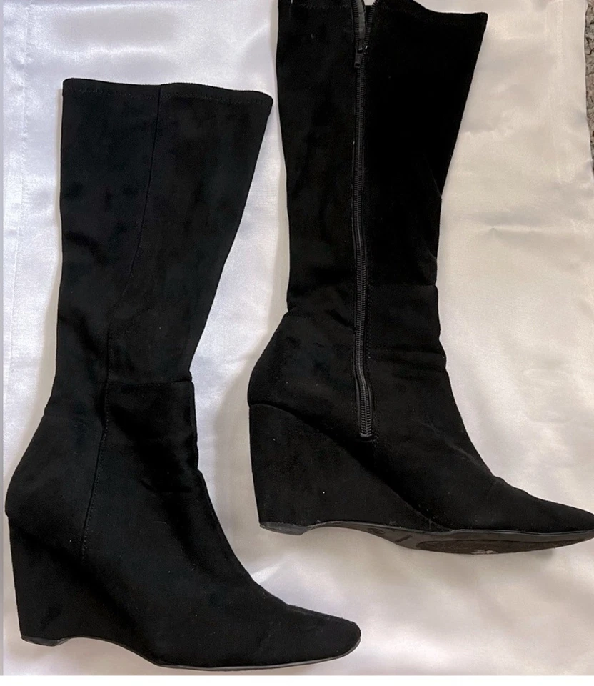 Botas Apostrophe Negro Gamuza Apiladas Tacón Oculto, Talla 9M Usadas Foto 1 de 4