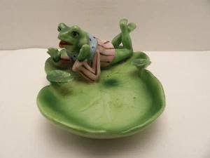 FIGURINA VINTAGE 1950 CERAMICA RANA PRINCIPE SU GIGLIO PAD DAL GIAPPONE OCCUPATO #4 - Foto 1 di 6