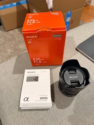 Lente principal estándar Sony SEL35F18 35 mm F/1,8 OSS APS-C montura E capucha de disparo estable Foto 1 de 4