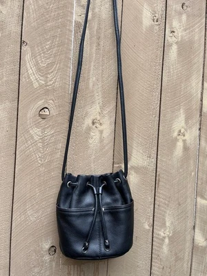 Bolso de mano Tignanello pequeño bandolera de cuero negro con cordón Foto 1 de 4