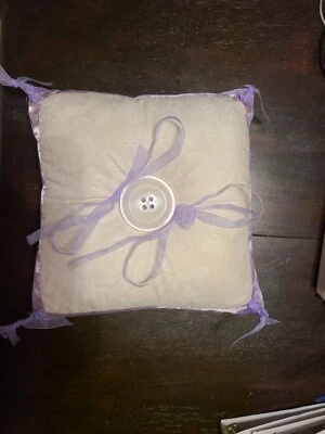 Travesseiro portador de anel de casamento 9 x 9 roxo e creme, marfim, feito à mão - Imagem 1 de 4