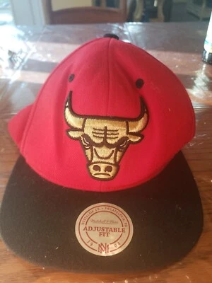 Red and Gold Mitchell & Ness 芝加哥公牛队可调节平沿帽 — 第 1/4 张图片