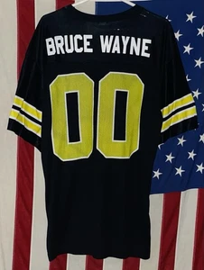 Camiseta deportiva de fútbol americano de superhéroes DC Comics Batman Bruce Wayne #00 para hombre XL USADA EN EXCELENTE ESTADO - Imagen 1 de 2