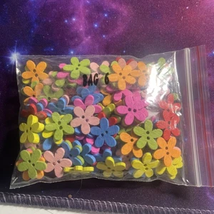 WOODEN DAISY 2 WHOLE BUTTONS IN ASSORTED COLORS   BAG  6 - Picture 1 of 3